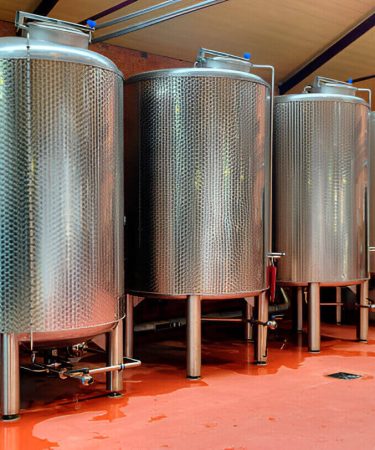 Vantagens do tanque de aço inox industrial na segurança alimentar 